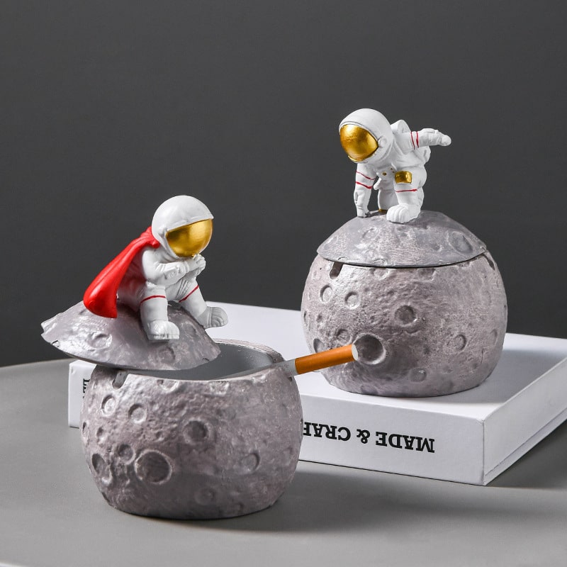 "Cartoon Astronaut" - Resin Ashtray With Windproof Lid